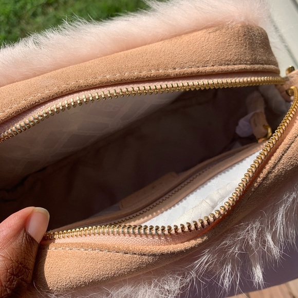 UGG Women’s Janey Crossbody Faux Fur - Picture 3 of 6